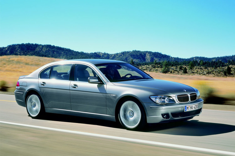 NHTSA looks into BMW 7 Series crashes