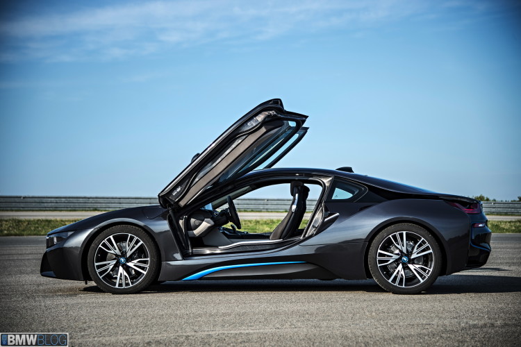 Video: BMW i8 in detail. Performance