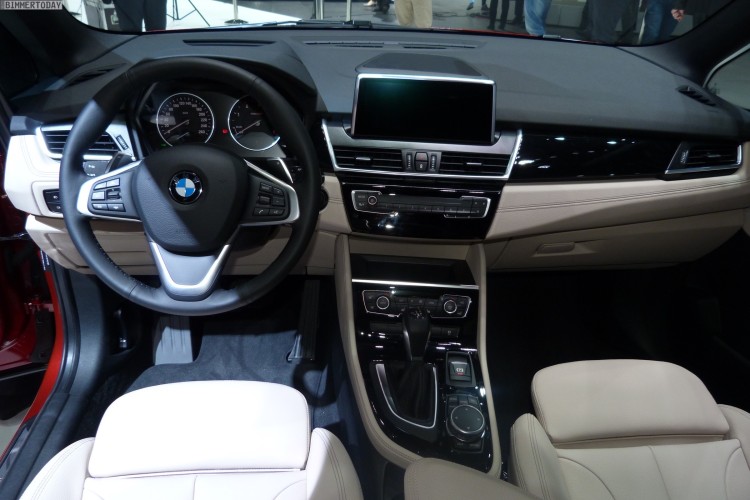 BMW-2er-Gran-Tourer-F46-220d-xDrive-2015-Interieur-Autosalon-Genf-LIVE-02