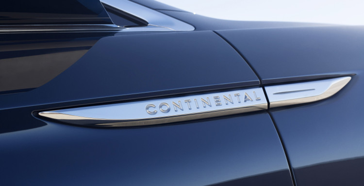 lincolncontinentalconcept-10-detail-badge-1
