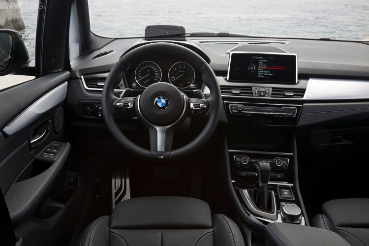 2015-bmw-220i-gran-tourer-interior-images-03