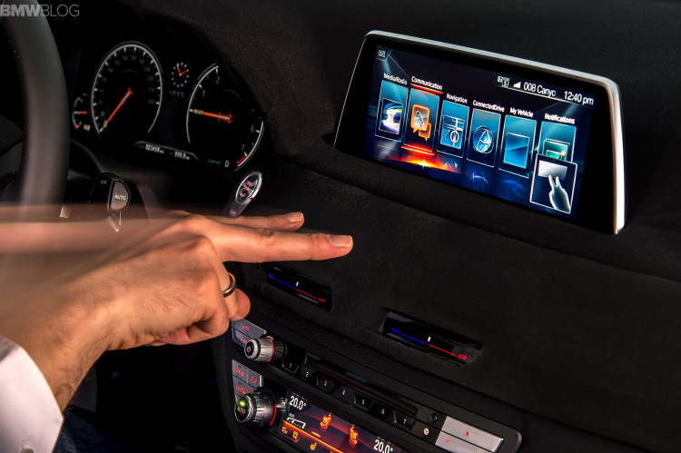 2016-bmw-7-series-hand-gestures-images-04