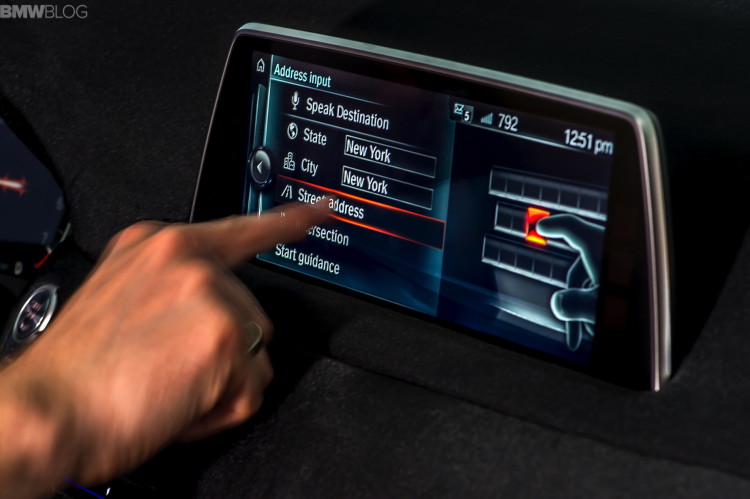 2016-bmw-7-series-hand-gestures-images-06