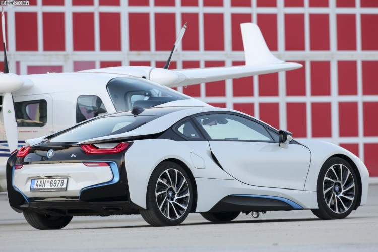 BMW i8 goes to the airfield