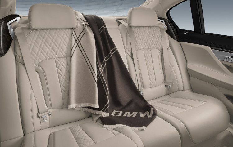 2016-bmw-7-series-travel-blanket-images-01