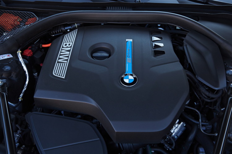 2016-bmw-740Le-images-1900x1200-23