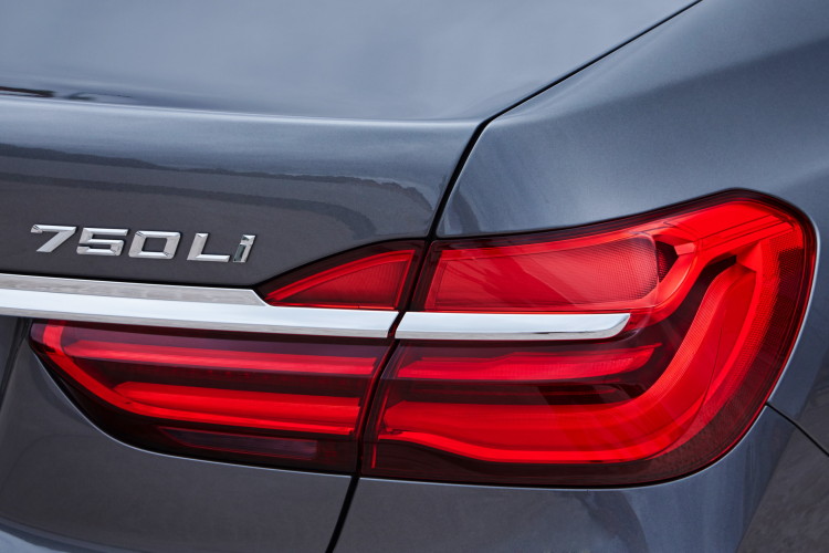 2016-bmw-750Li-images-1900x1200-91