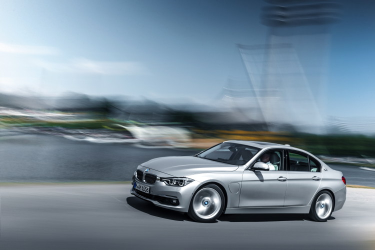 World Premiere: 2016 BMW 330e plug-in hybrid