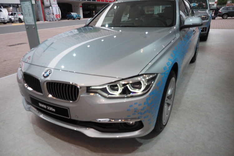 BMW 330e hybrid debuts at the 2015 Frankfurt Auto Show