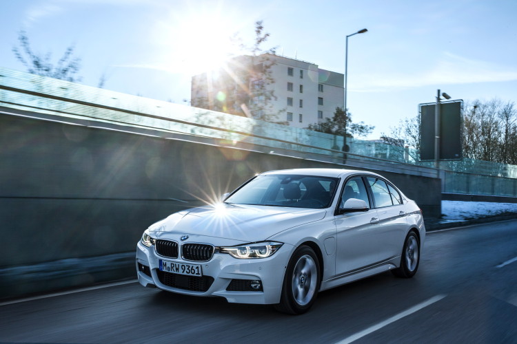 2016-BMW-330e-images-16