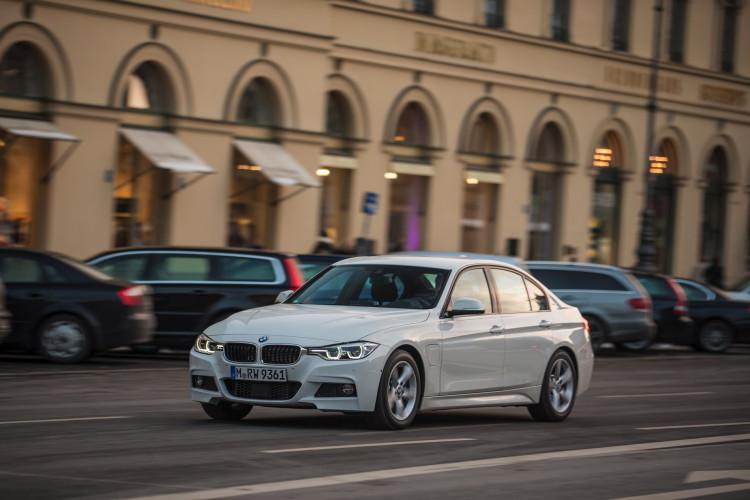 2016-BMW-330e-images-21