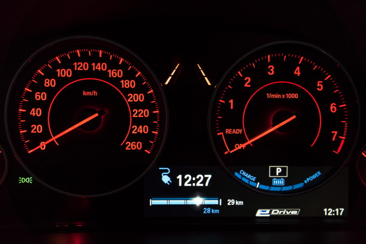 2016-BMW-330e-images-85