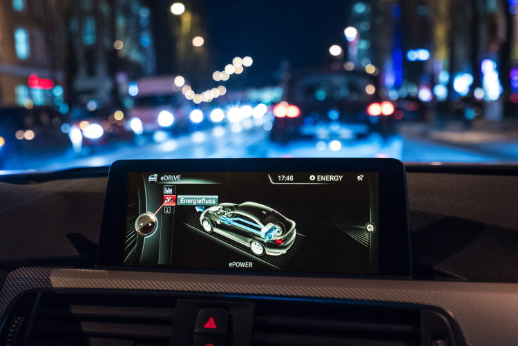 2016-BMW-330e-images-92