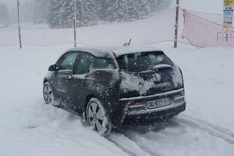 How to operate an electric car in the snow