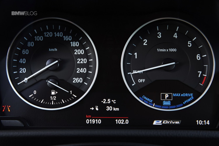 2016-BMW-225xe-Active-Tourer-111