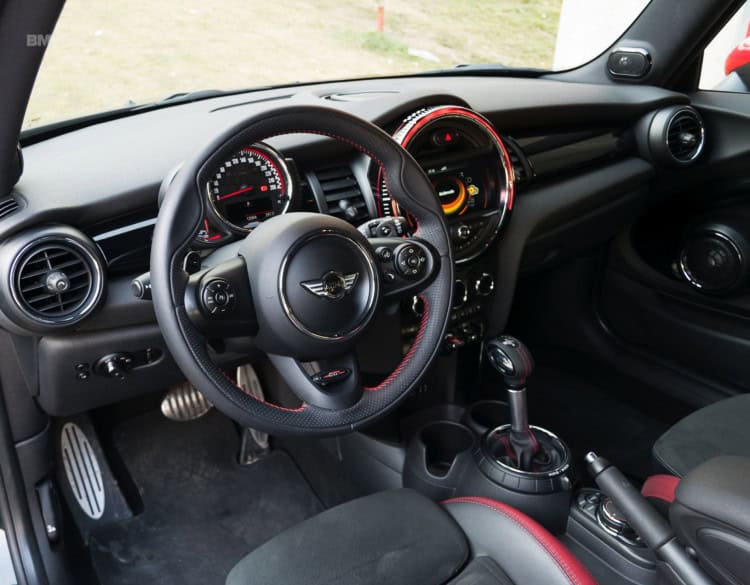 2016-MINI-JCW-Hardtop-test-drive-3