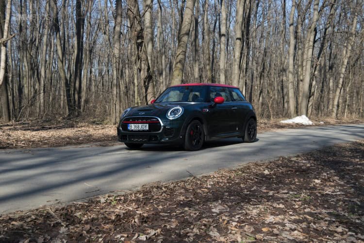 2016-MINI-JCW-Hardtop-test-drive-49