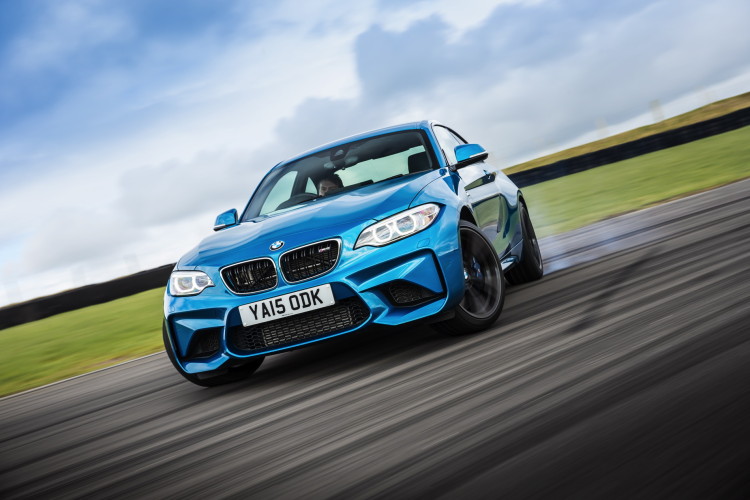 VIDEO: BMW M2 vs Porsche 718 Cayman S