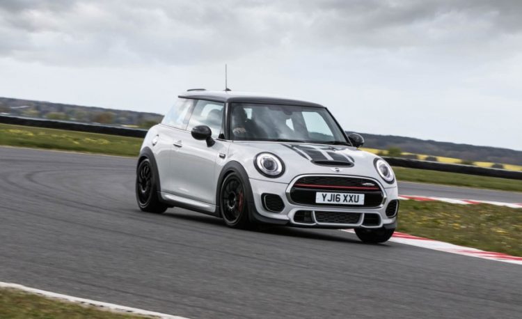 2016-Mini-John-Cooper-Works-Challenge-101-876x535