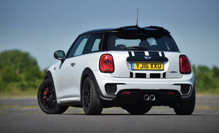 2016-Mini-John-Cooper-Works-Challenge-108-876x535
