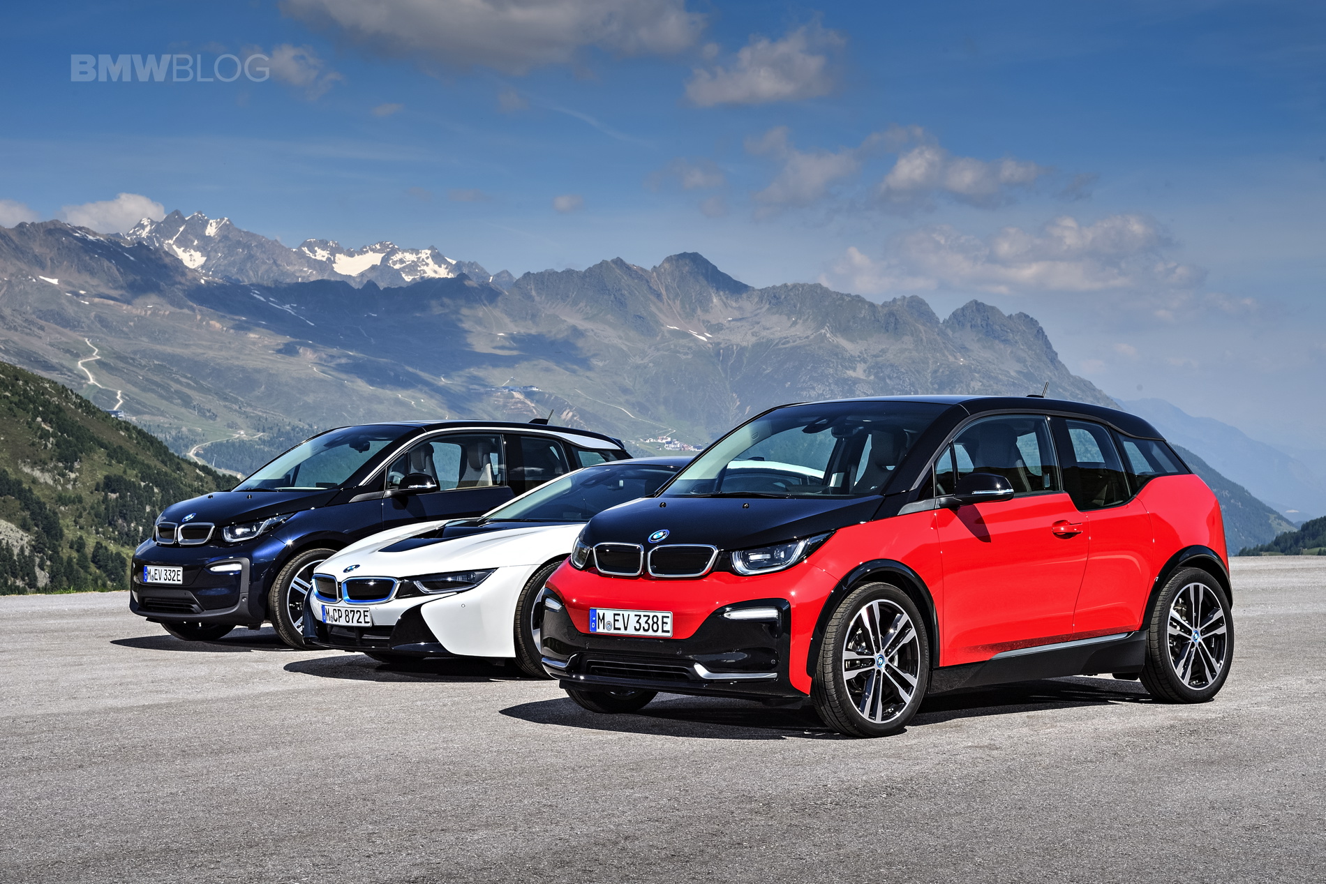 BMW i3 and i8 parked side by side, showcasing BMW’s pioneering electric city car and plug-in hybrid sports coupe from the Project i program.
