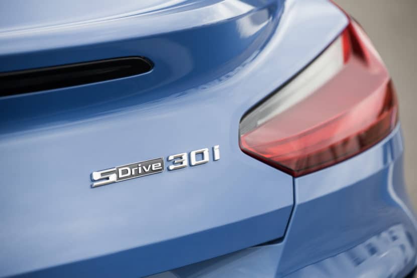 Video: BMW Z4 sDrive30i vs sDrive20i acceleration comparison