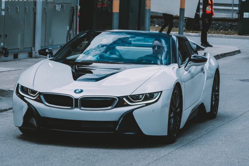 Video: 400 HP BMW i8 Drag Races Stock Corvette C7