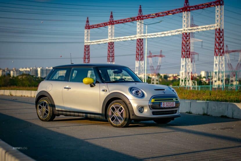 VIDEO: MINI Cooper SE versus MINI Cooper S Drag Race
