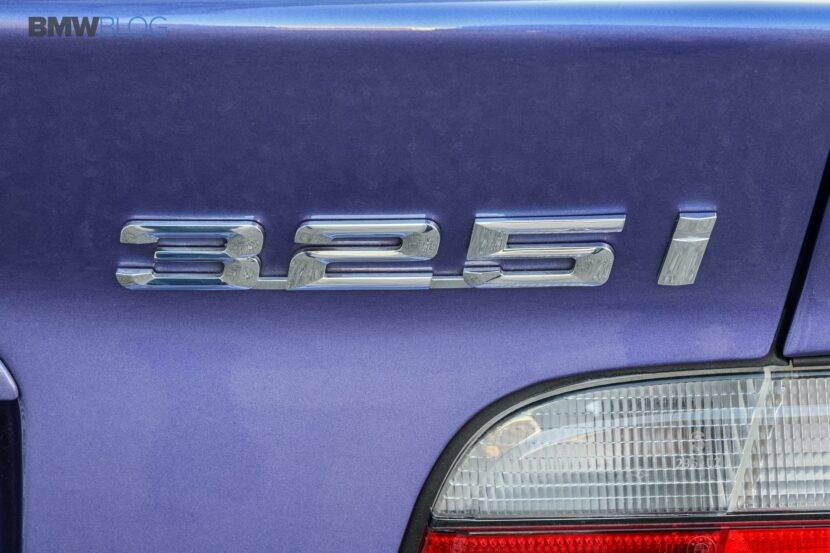 325i badging