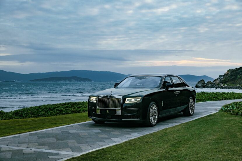Video: 2021 Rolls-Royce Ghost review dubs it a driver’s car