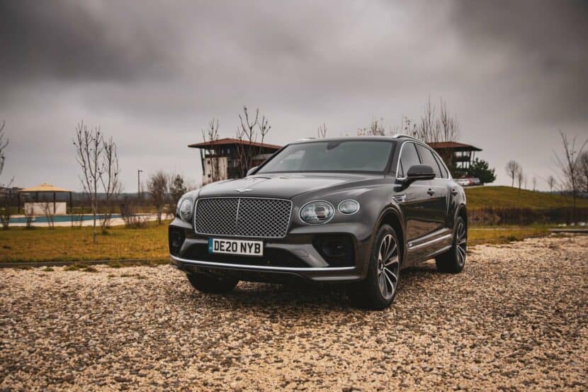 Video: Rolls-Royce Wraith drag races Bentley Bentayga