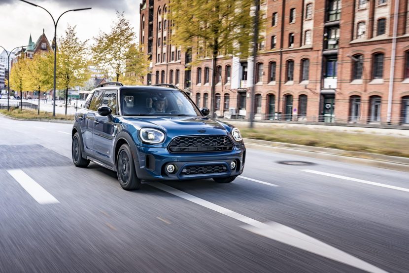 Video: MINI Countryman SE takes on Lexus UX 250h in comparison test