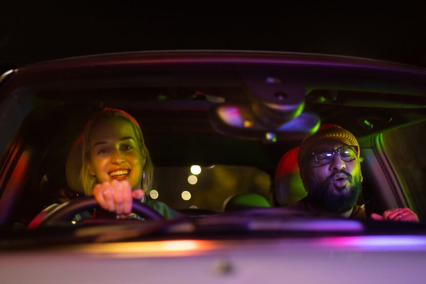 Video: MINI “Driving Home for Christmas” video includes fans of brand