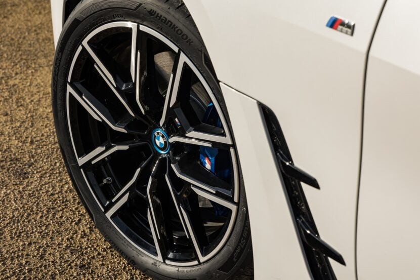 i4 eDrive in mineral white with blue M Sport Brakes