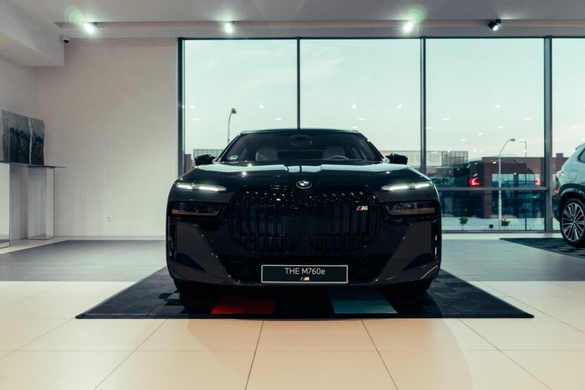 BMW M760e in two-tone Sapphire Black and Dravite Gray