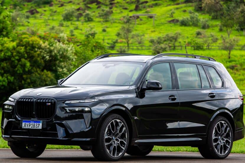 BMW X7 M60i Drag Races X7 M50d In Gasoline Vs Diesel Duel