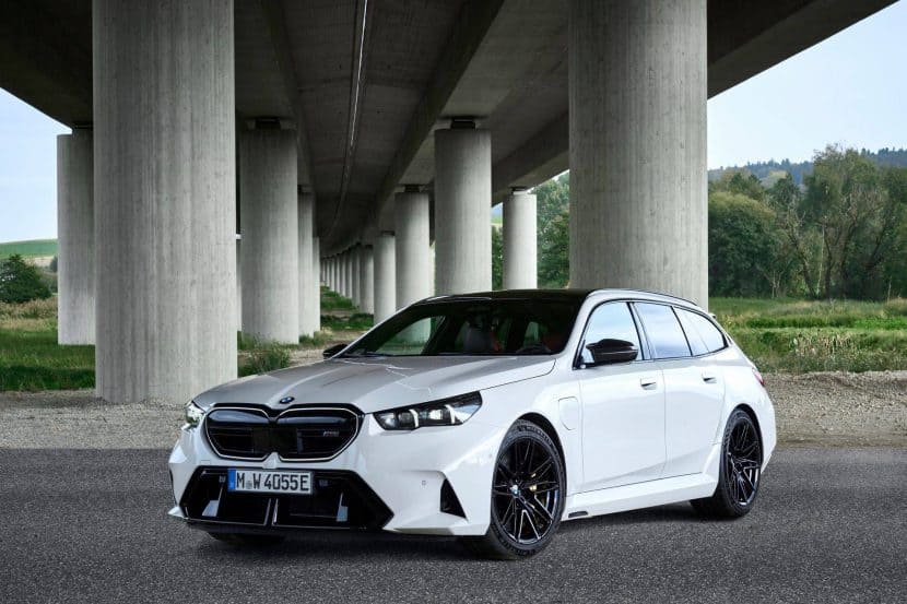M5 Touring in Alpine White