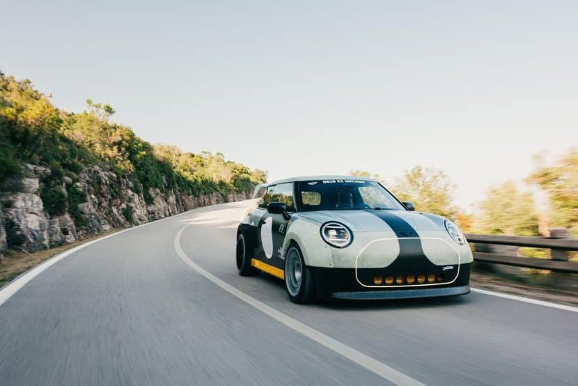 MINI DEUS ex MACHINA The Skeg on the road