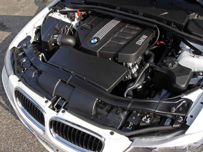 BMW-320d_EfficientDynamics_2010_Engine-Picture