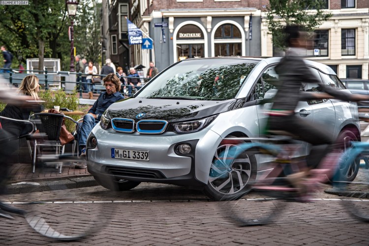 See how the BMW i3 parks itself with….no driver aboard