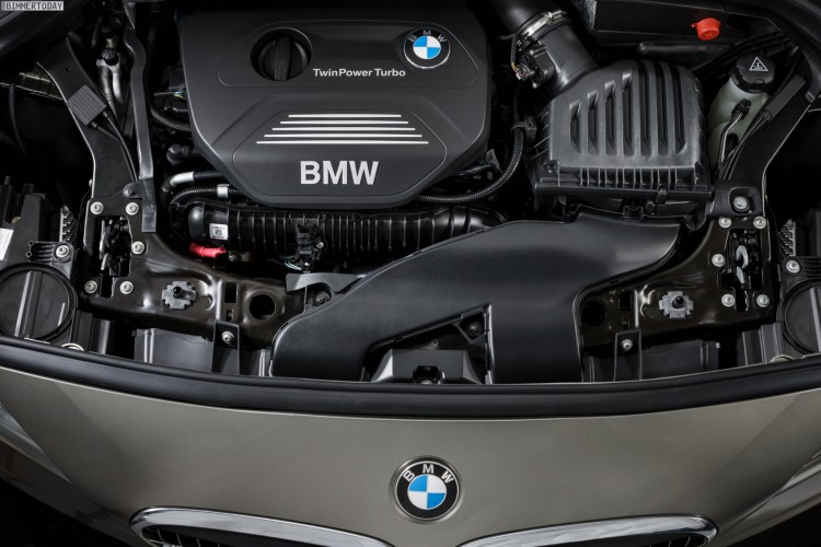 Motorraum des BMW 225i Active Tourer mit quer eingebautem Motor.