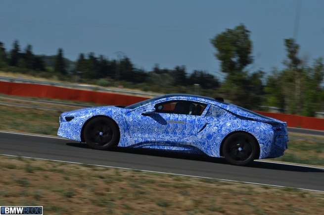 BMW-i8-drive-01