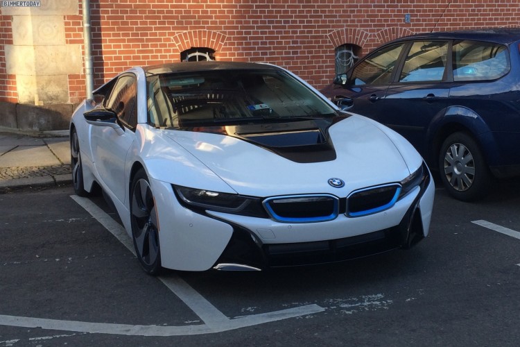 BMW i8 in Crystal White